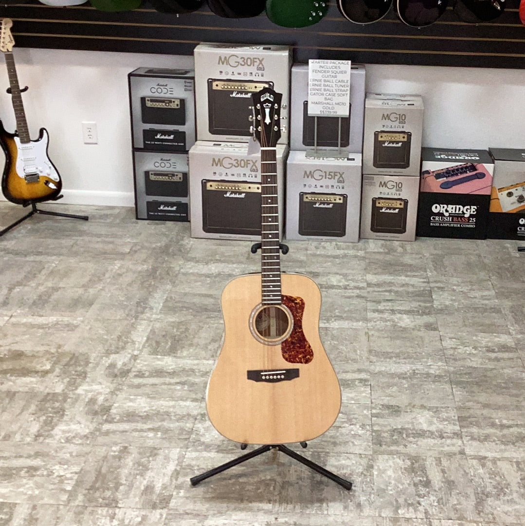 GUILD D-140 USED
