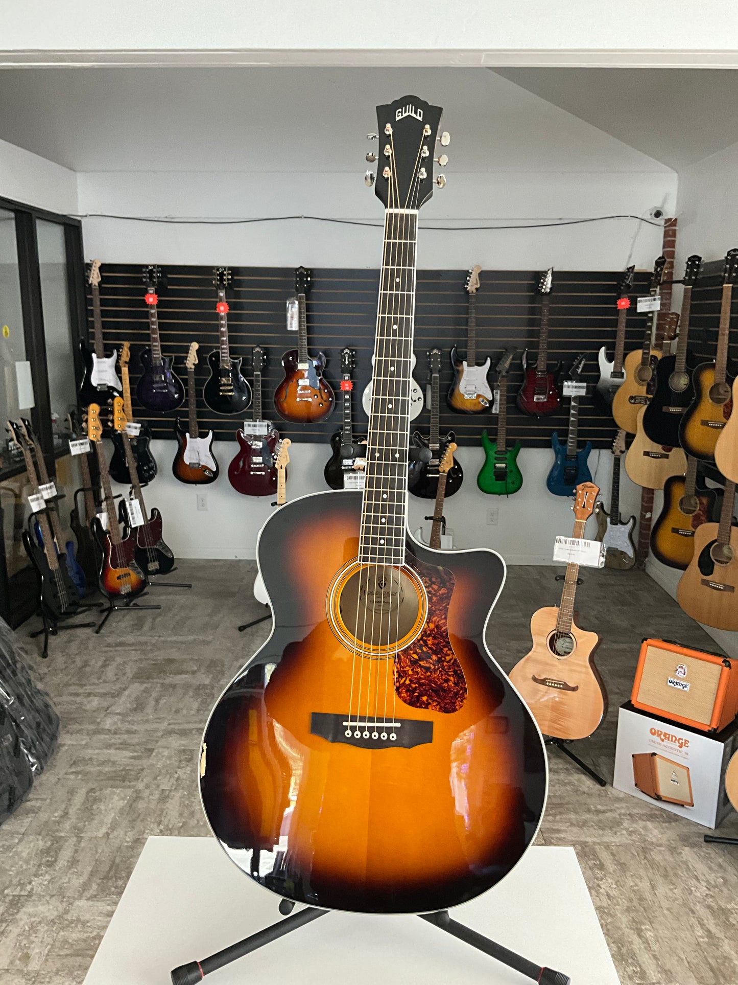 GUILD F250CE DELUXE USED